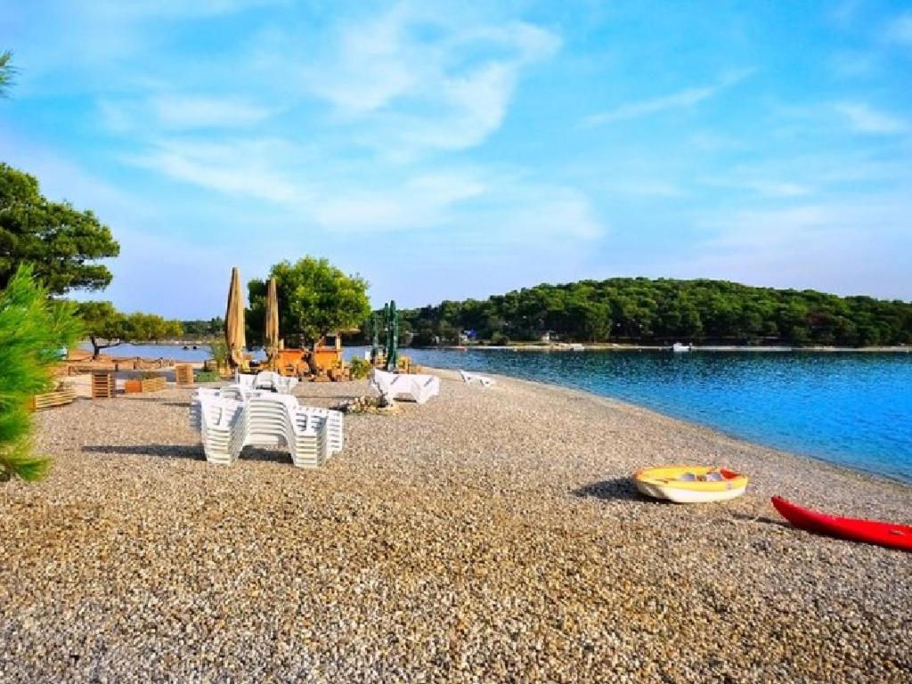 Beach House Ive With Jacuzzi, Pool, Playground And Bbq In An Olive Grove With A Beach, Pomer - Istria エクステリア 写真