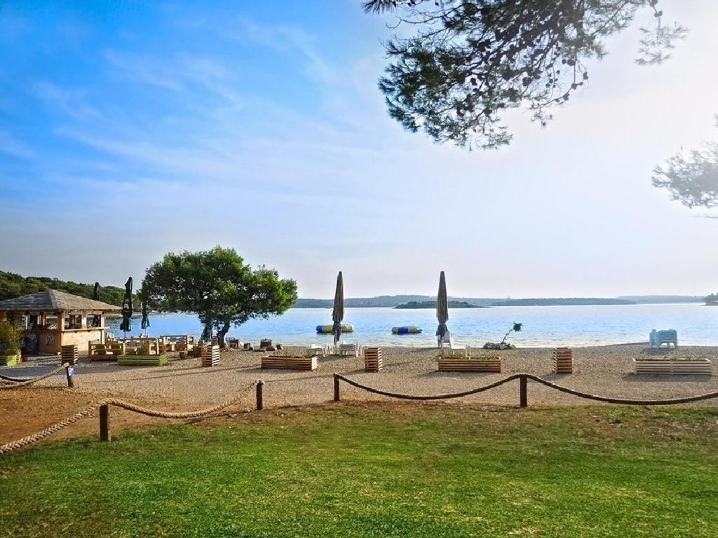 Beach House Ive With Jacuzzi, Pool, Playground And Bbq In An Olive Grove With A Beach, Pomer - Istria エクステリア 写真